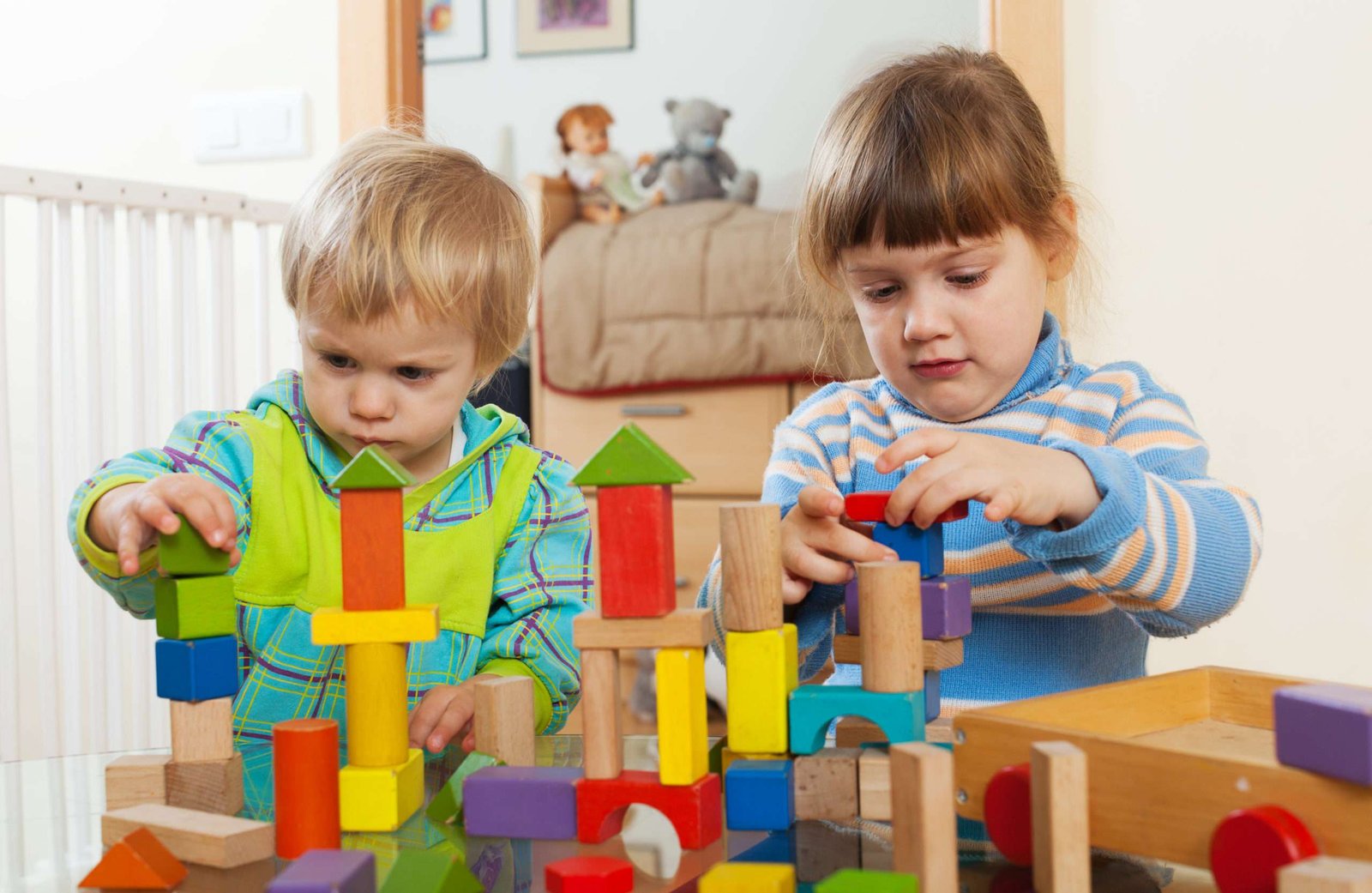 Niño jugando con juguete educativo de madera